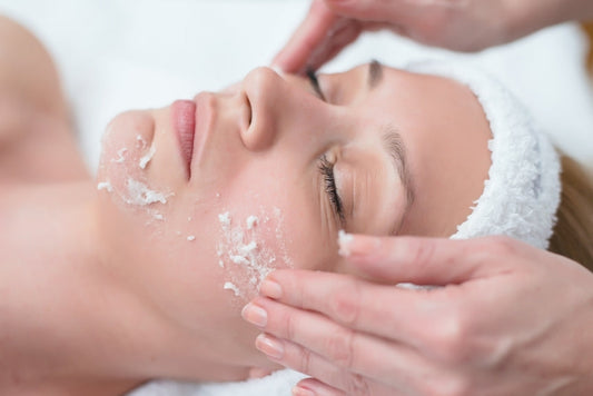 ¿Estás cometiendo un "over-exfoliation"? La guía para exfoliar tu piel correctamente