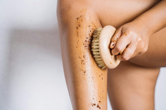 Exfoliación Química vs. Exfoliación Física: ¿Cuál es la mejor para tu piel?