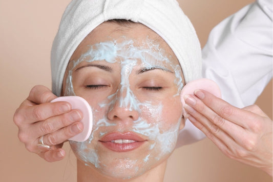 La doble limpieza facial: ¿El paso secreto que tu rutina de noche necesita?