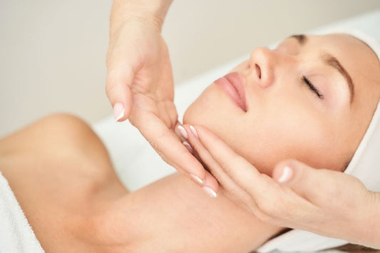 Masajes faciales: ¿Son puro placer o realmente tienen beneficios para tu piel?